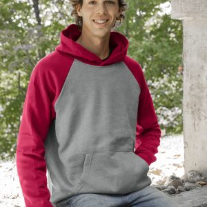 Le molleton minimaliste à capuchon et manches raglan