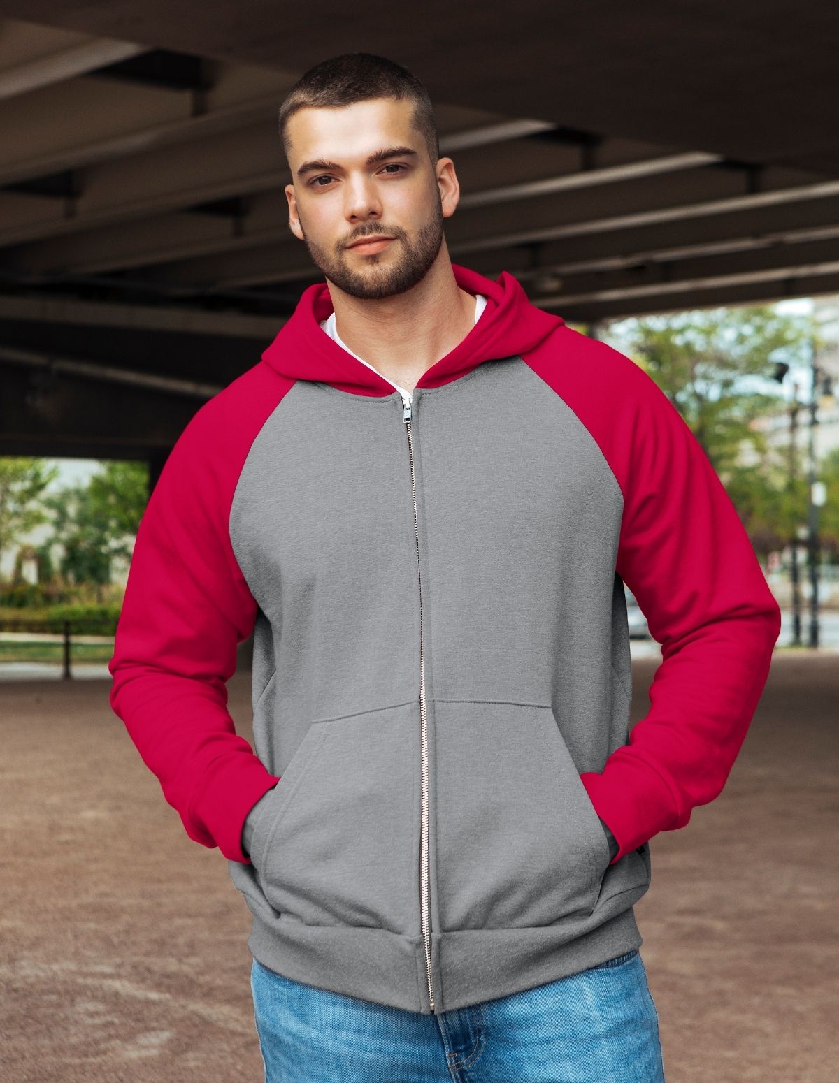 Le molleton à capuchon, fermeture éclair et manches raglan