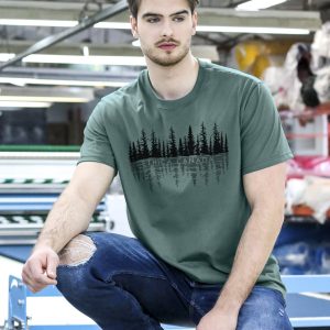 Le t-shirt à motif d&rsquo;épinettes – Signé ETHICA CANADA