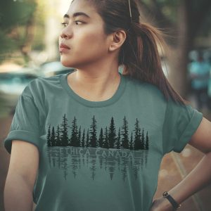 Le t-shirt « boyfriend » à motif d’épinettes – Signé ETHICA CANADA