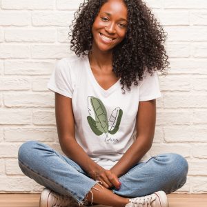 Le t-shirt « Feather » col en V – Femme