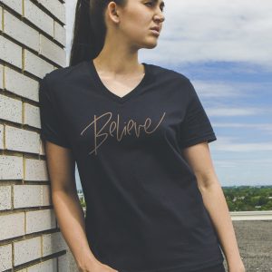 Le t-shirt col V Believe – Femme